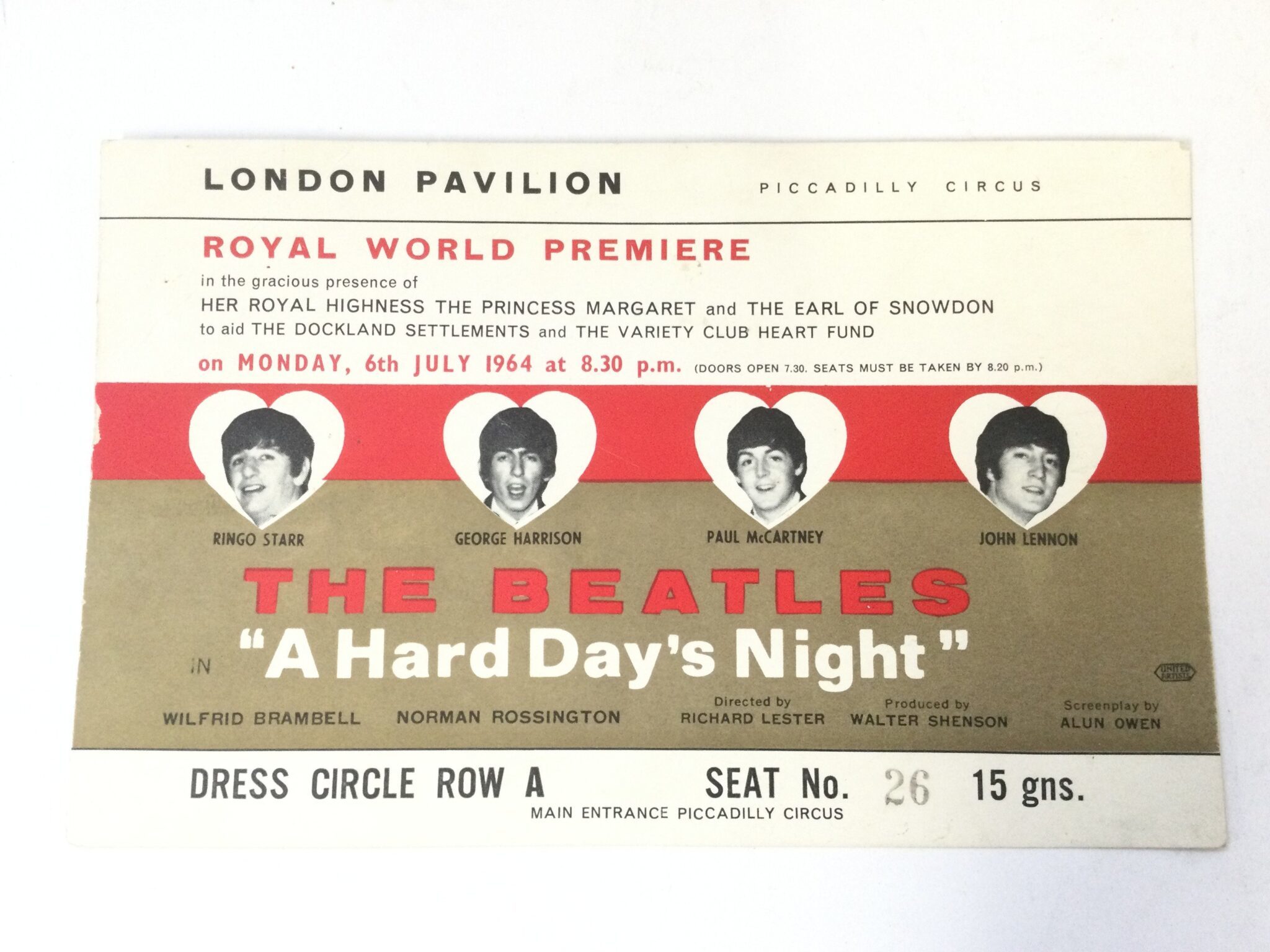 ビートルズのサイン入り映画チケットがオークションハウスの記録を更新