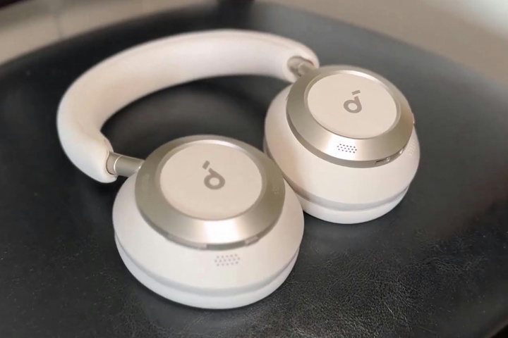 Anker、スーパー折りたたみデザインも特徴とする上位モデルのBluetooth