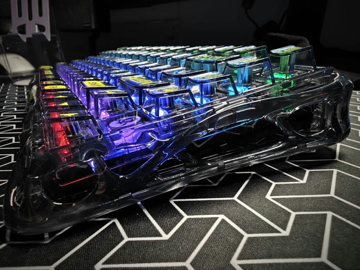 GravaStar、全身透明のエグいデザインになっている下位モデルの75