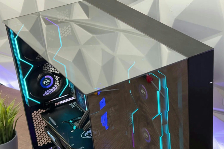 LIAN LI、日本発売が決まったブラックミラーフィニッシュの3面ガラス