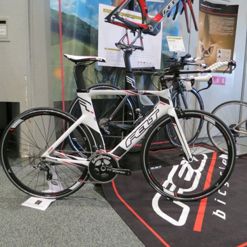 2013 FELT B12 トライアスロン競技に的を絞った、強力な完成車モデル