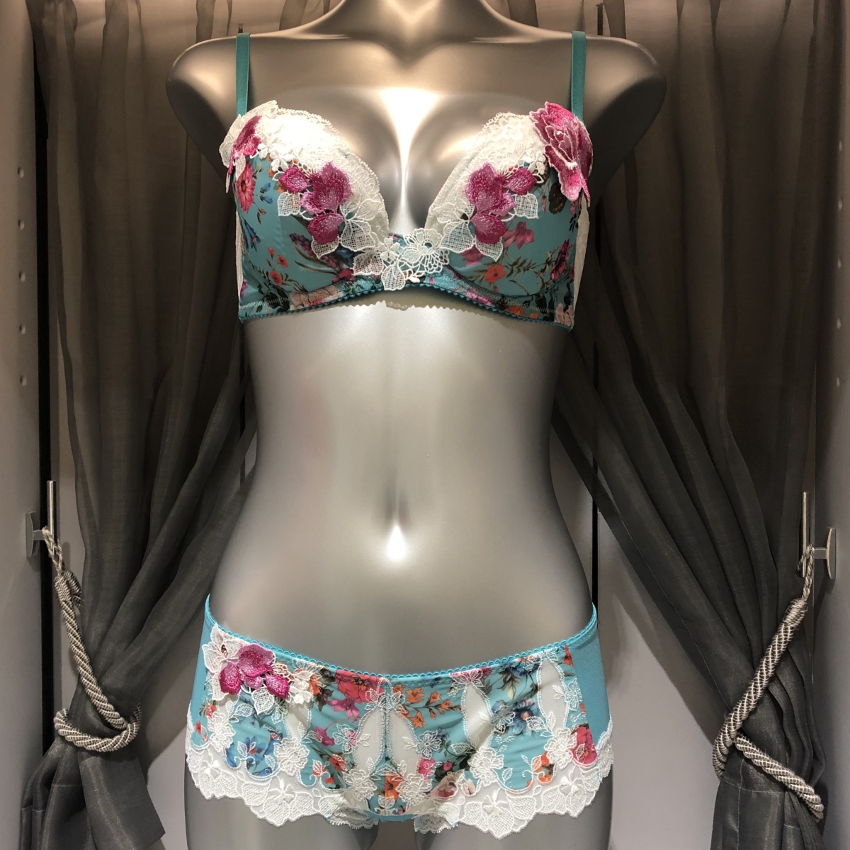 サルートから新登場！！Rich Veil Braのご紹介☆ | Salute by WACOAL