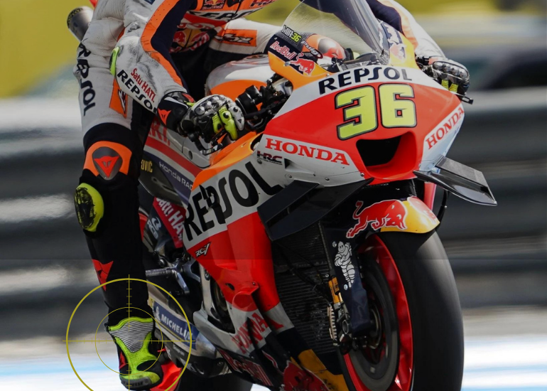 普段使いできるレーシングブーツのすすめ。MotoGP仕様のカーボン