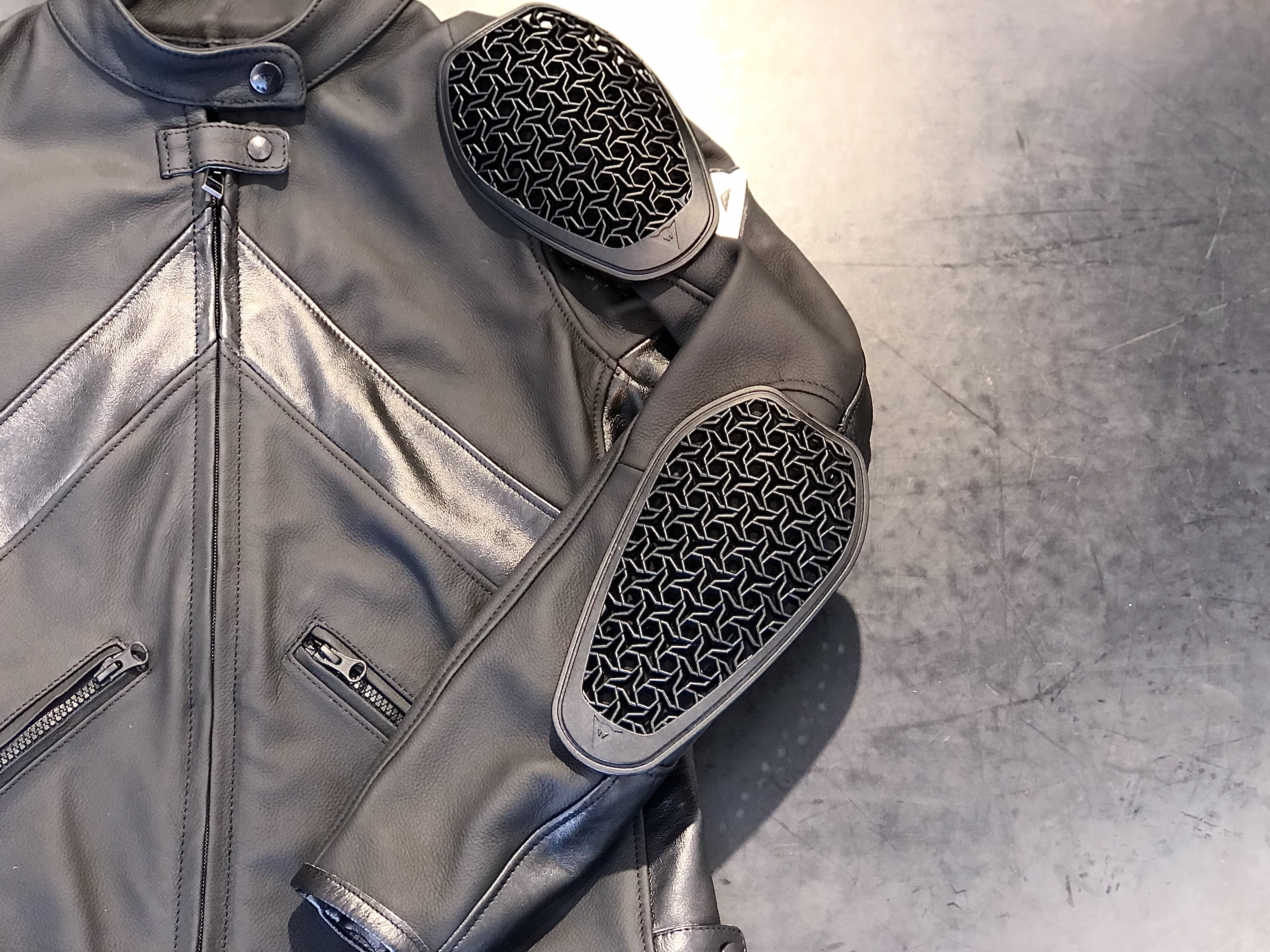 クラシックなデザインが魅力的な新作レディースレザージャケット