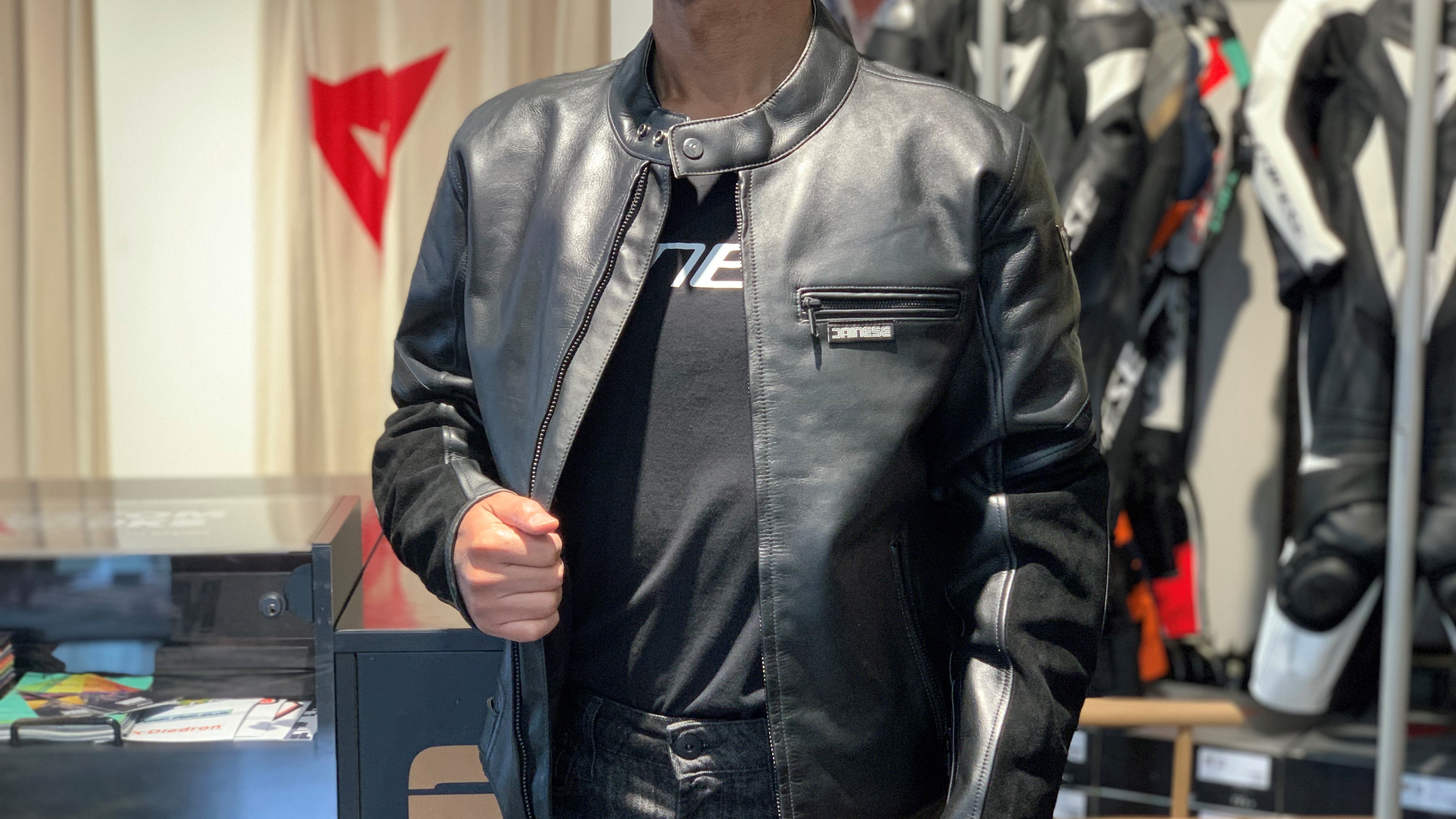スウェードレザーが上質さを演出する”MERAK LEATHER JACKET”をご紹介