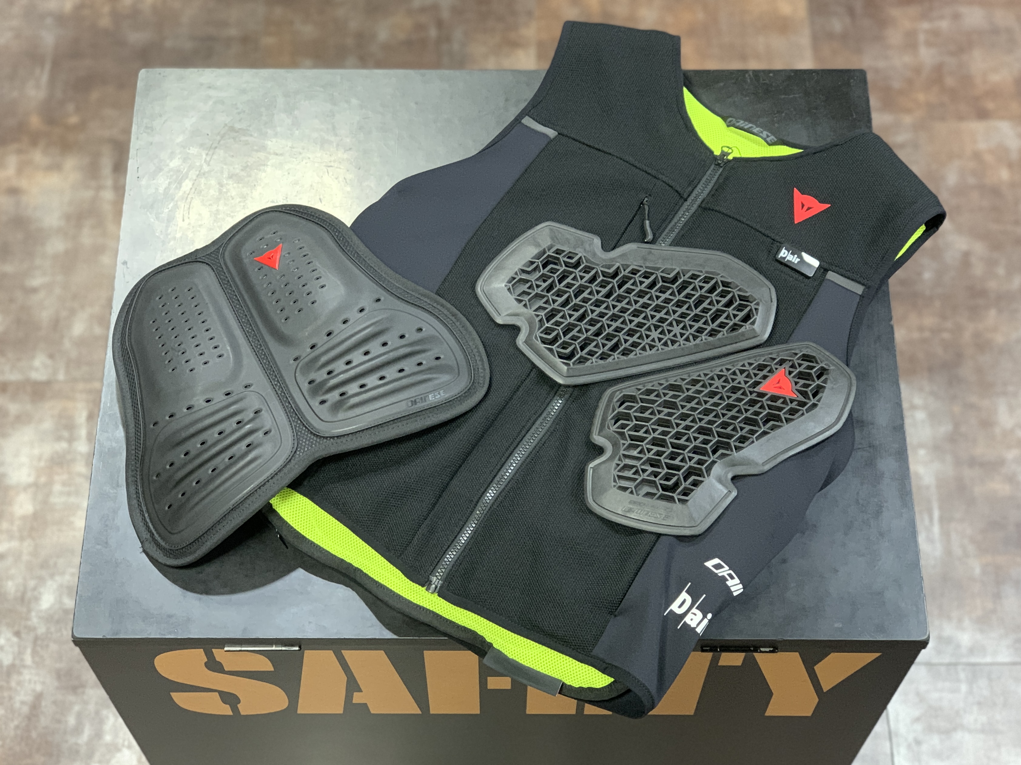 Dainese RACING 4 サイズ50 別売り胸部・背中プロテクター付 Dainese