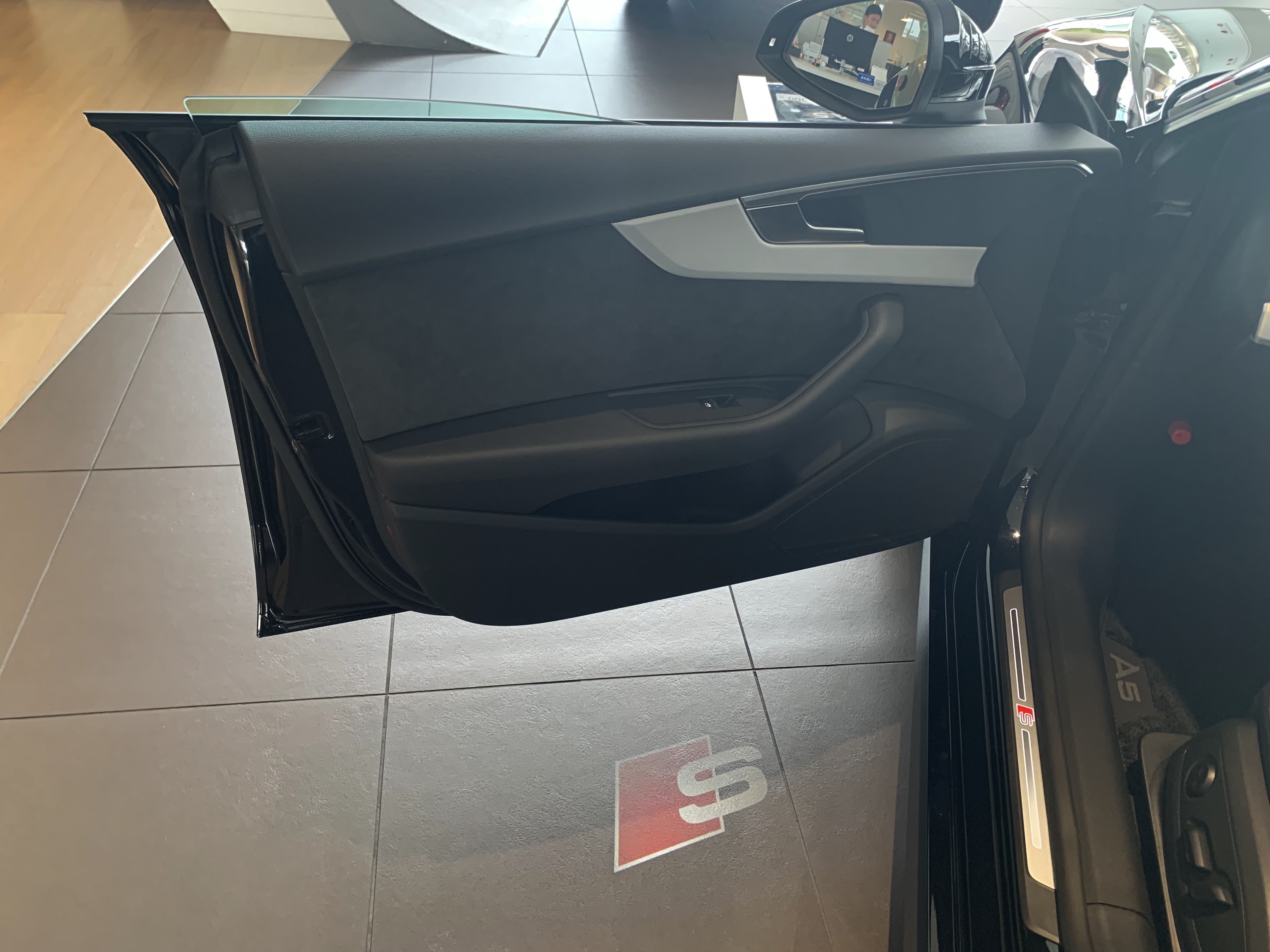 Audi 純正アクセサリー ドアエントリーライト✨ スタッフブログ｜Audi 高松