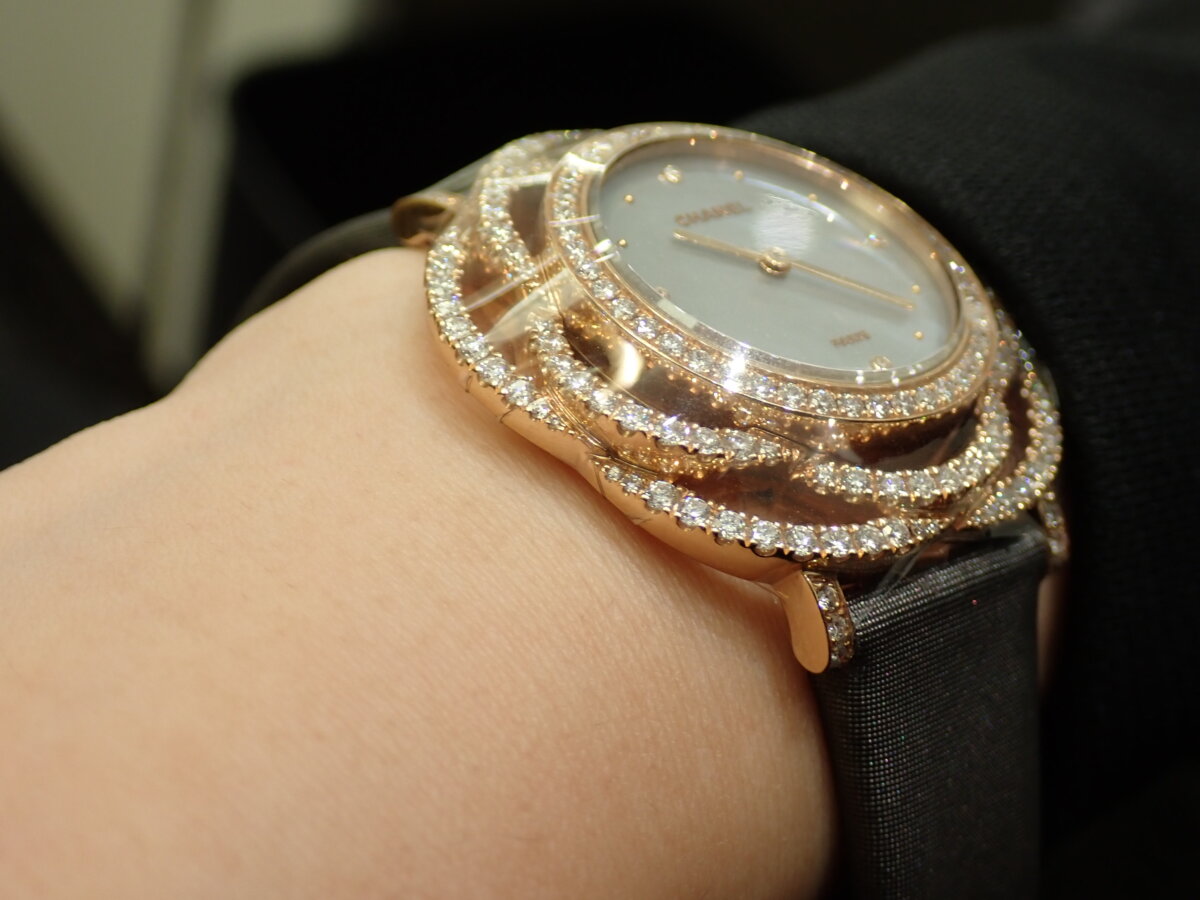 シャネル】フェア開催中！ガブリエル・シャネルが愛した「カメリア」を