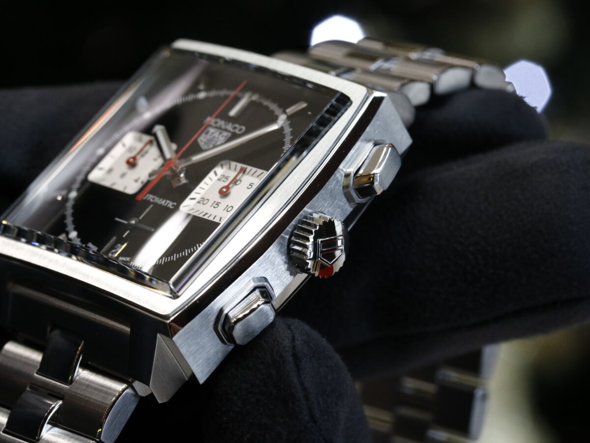 タグ・ホイヤー 角形ケースの代表作 『モナコ』のメタルブレスレット