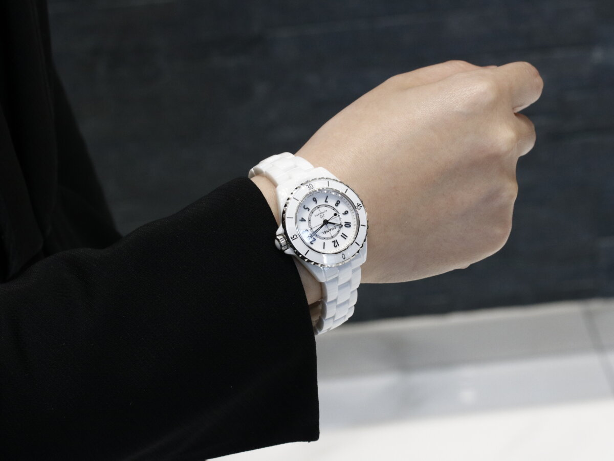 シャネル J12レディースサイズの自動巻きモデルがついにレギュラー