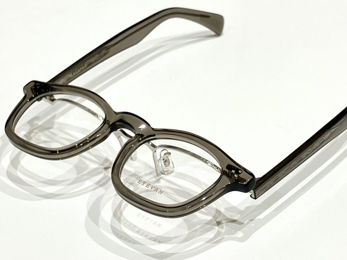 大胆なFLIP UP（跳ね上げ）仕様｜アイヴァン（EYEVAN）「Sadler-FP