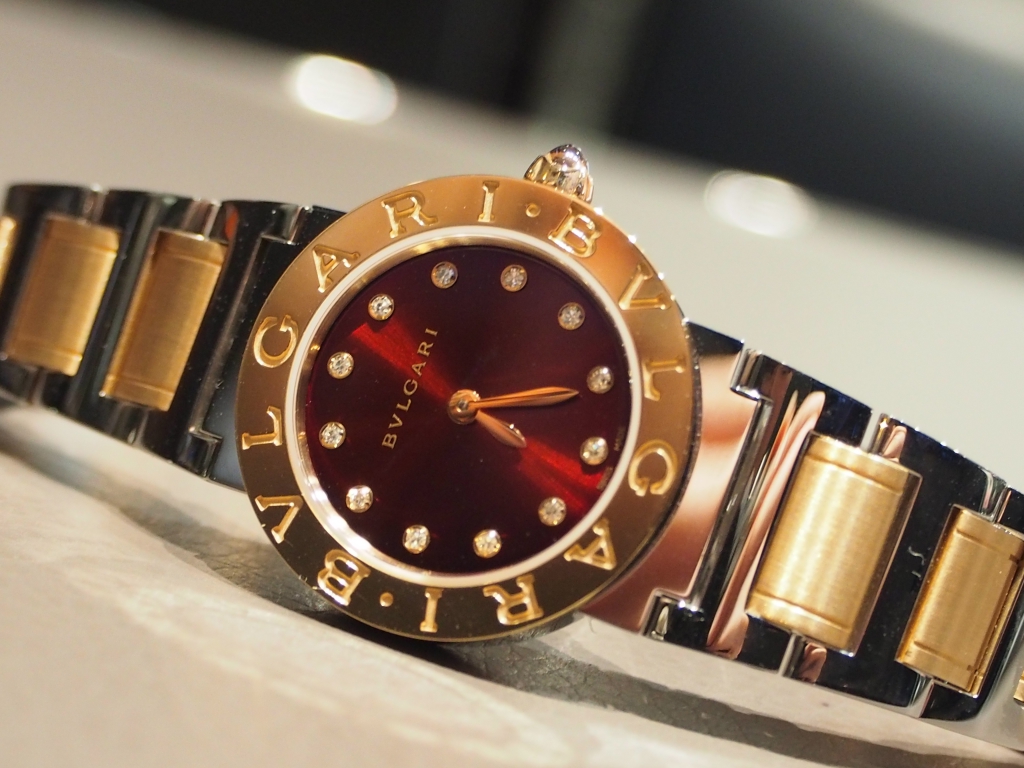 ワインレッドのようなブラウン文字盤が美しい！新作の「ブルガリ