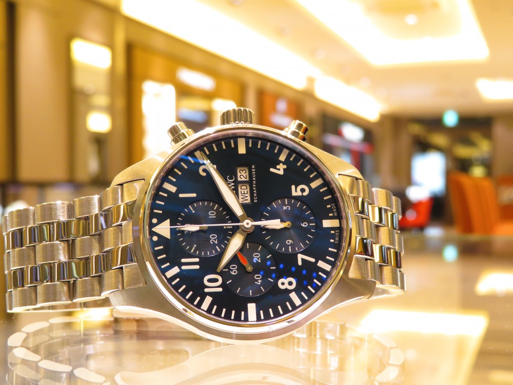 鮮やかなブルー文字盤。IWC パイロット・ウォッチ・クロノグラフ