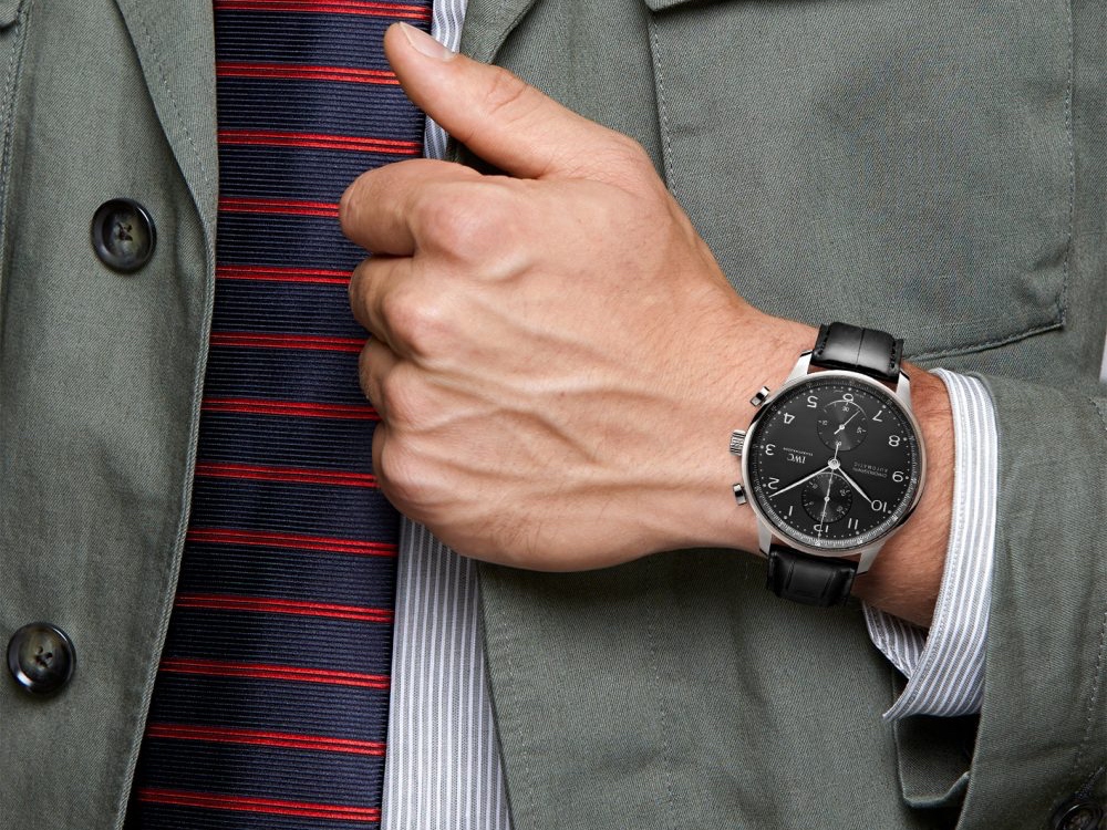 IWC ブラックが引き締まった精悍な印象の ポルトギーゼ・クロノグラフ