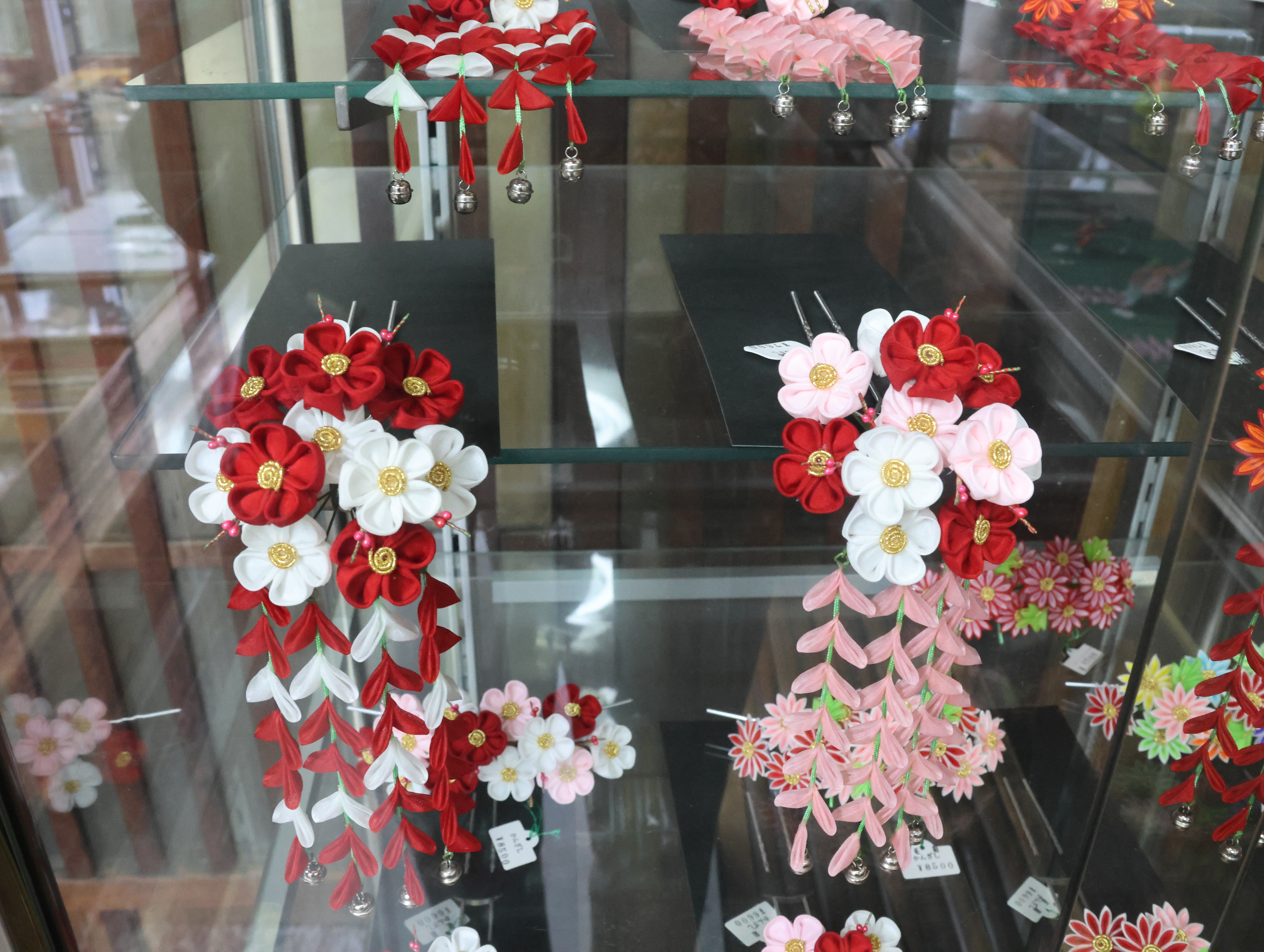 江戸時代から女性の髪を美しく魅せる かんざしの老舗「金竹堂」 | 京