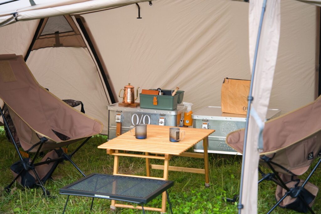 サンドストーンがサイトに映える！雨の日のキャンプだって楽しめる