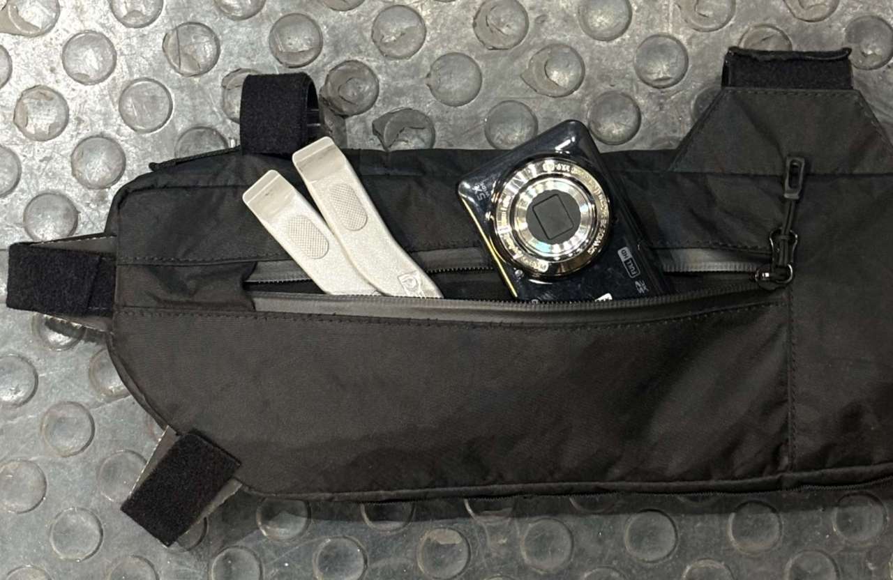 SWIFT INDUSTRIES* hold fast frame bag (ecopak/black) - BLUE LUG