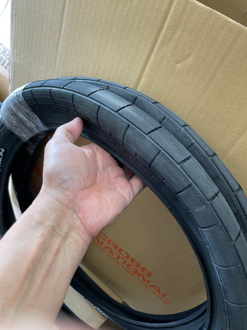 DEMO MOMENTUMタイヤ(20×2.35