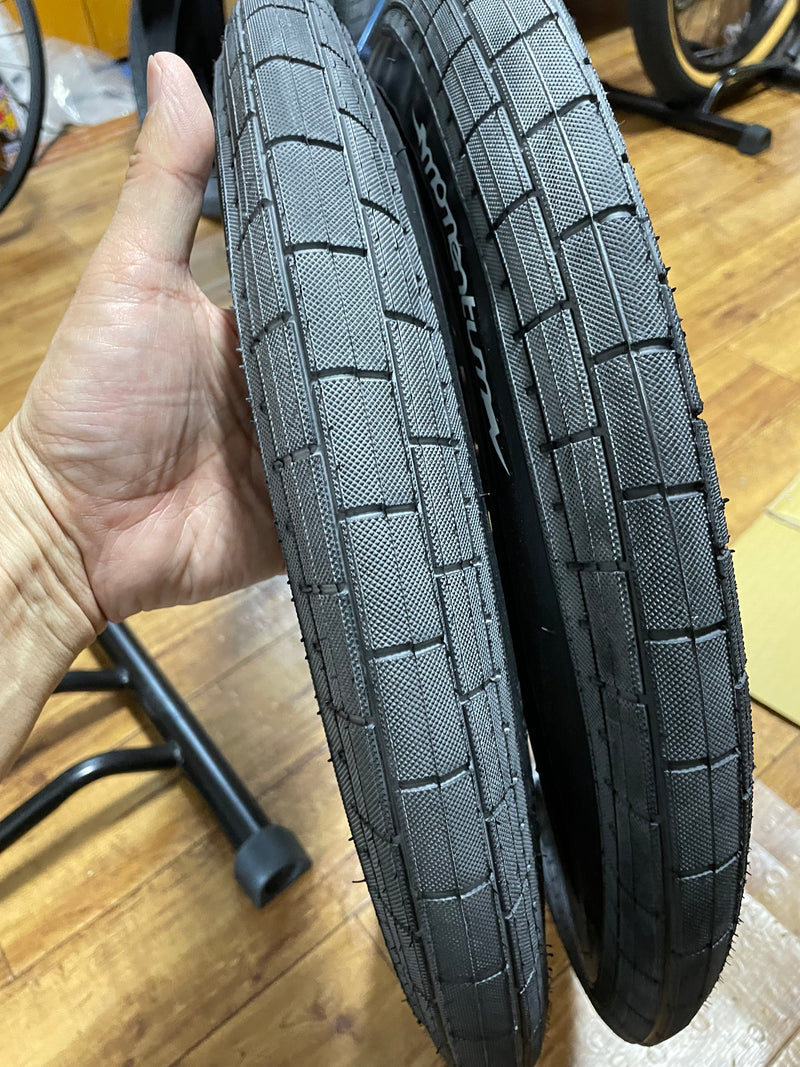 DEMO MOMENTUMタイヤ(20×2.35