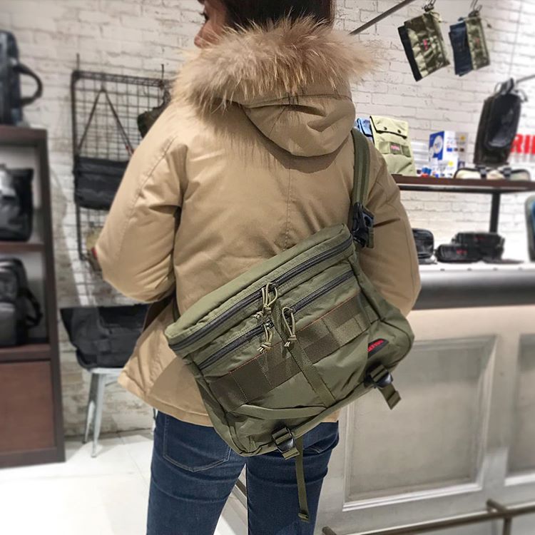 BRIEFING ブリーフィングのメッセンジャータイプのショルダーバッグ