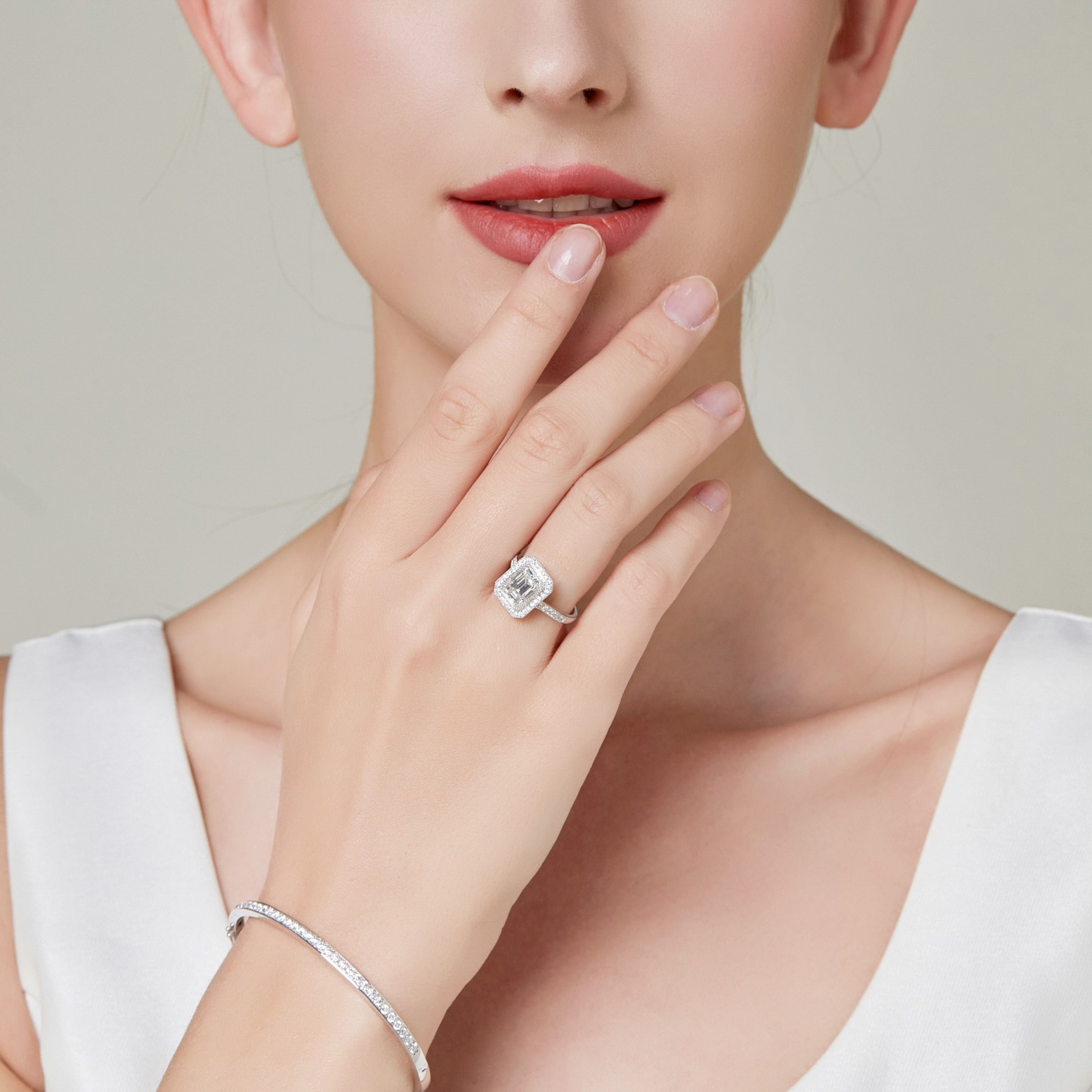 即納】エメラルドカット ヘイロー ミル打ち リング RI453 – Brillar