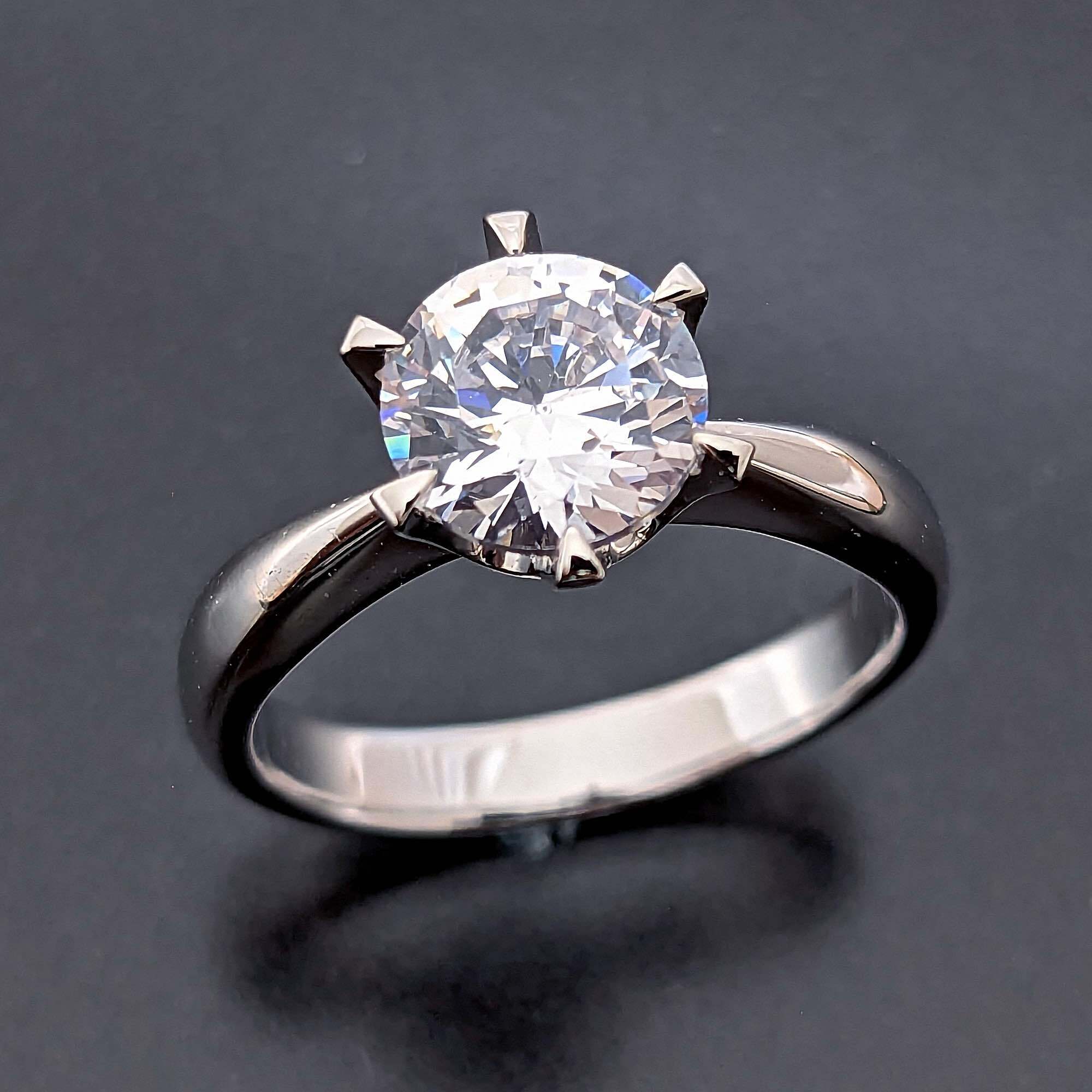 2カラットのダイヤモンドを留めた6本爪ティファニーセッティング