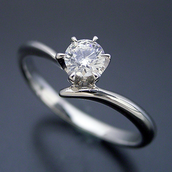 0.3カラット版：左右非対称のシンプルなティファニー爪のデザインの