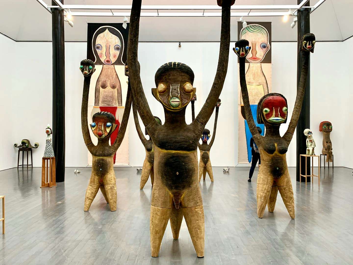 ジュリアン・オピーからミュシャまで、今週末に見たい3つの展覧会