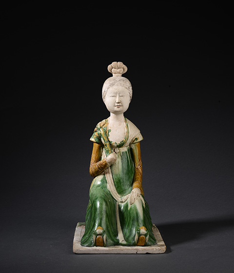 三彩持花女坐俑- 陕西唐三彩艺术博物馆