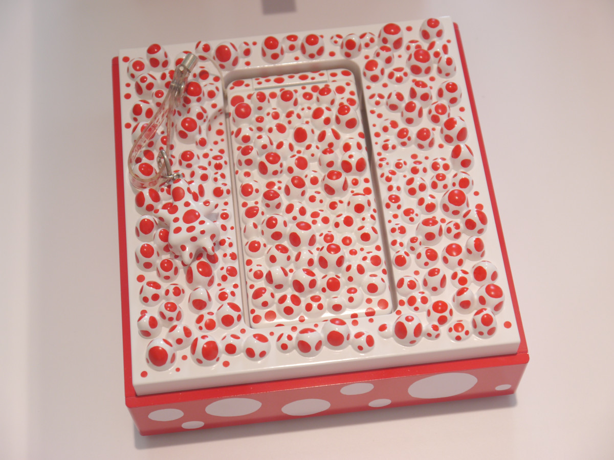 草間彌生×auの100万円ケータイ、iida「Art Editions YAYOI KUSAMA」が8