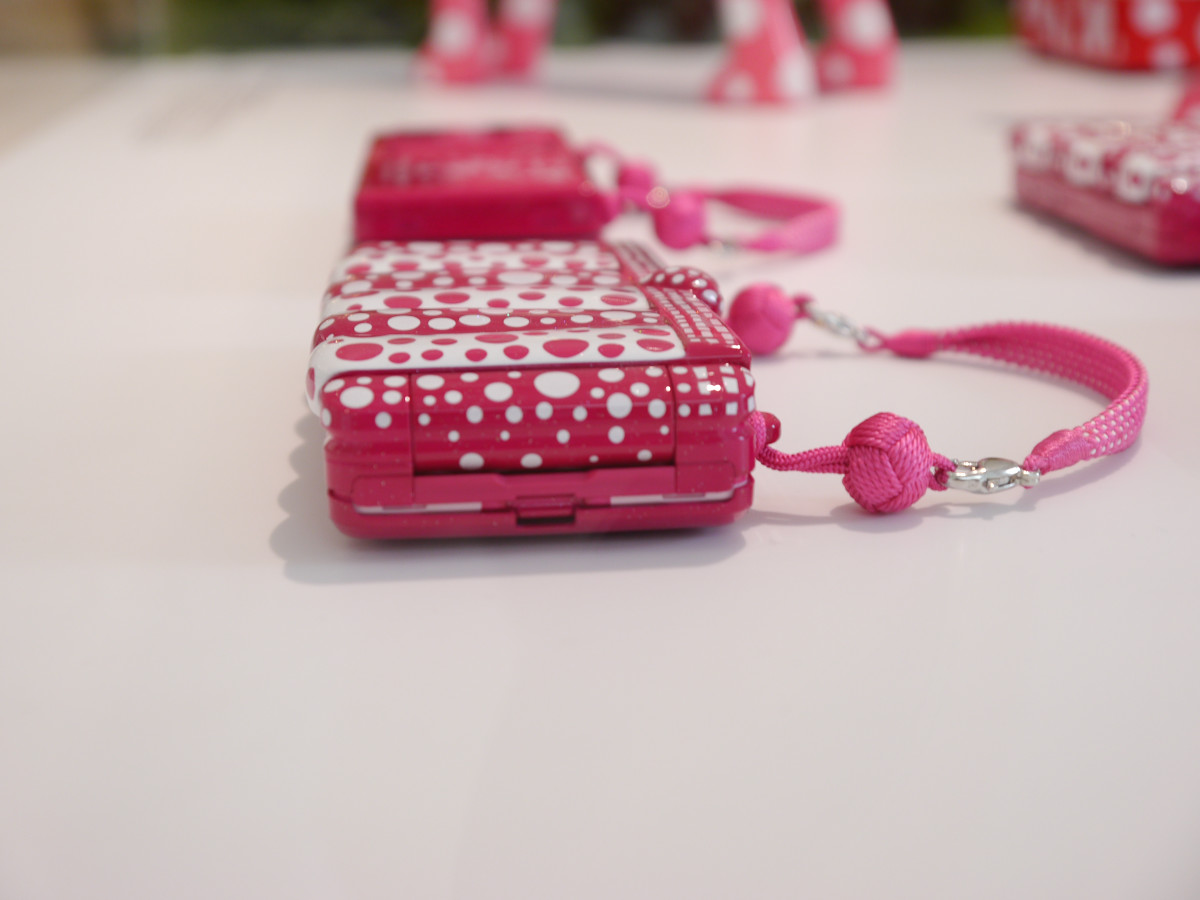 草間彌生×auの100万円ケータイ、iida「Art Editions YAYOI KUSAMA」が8