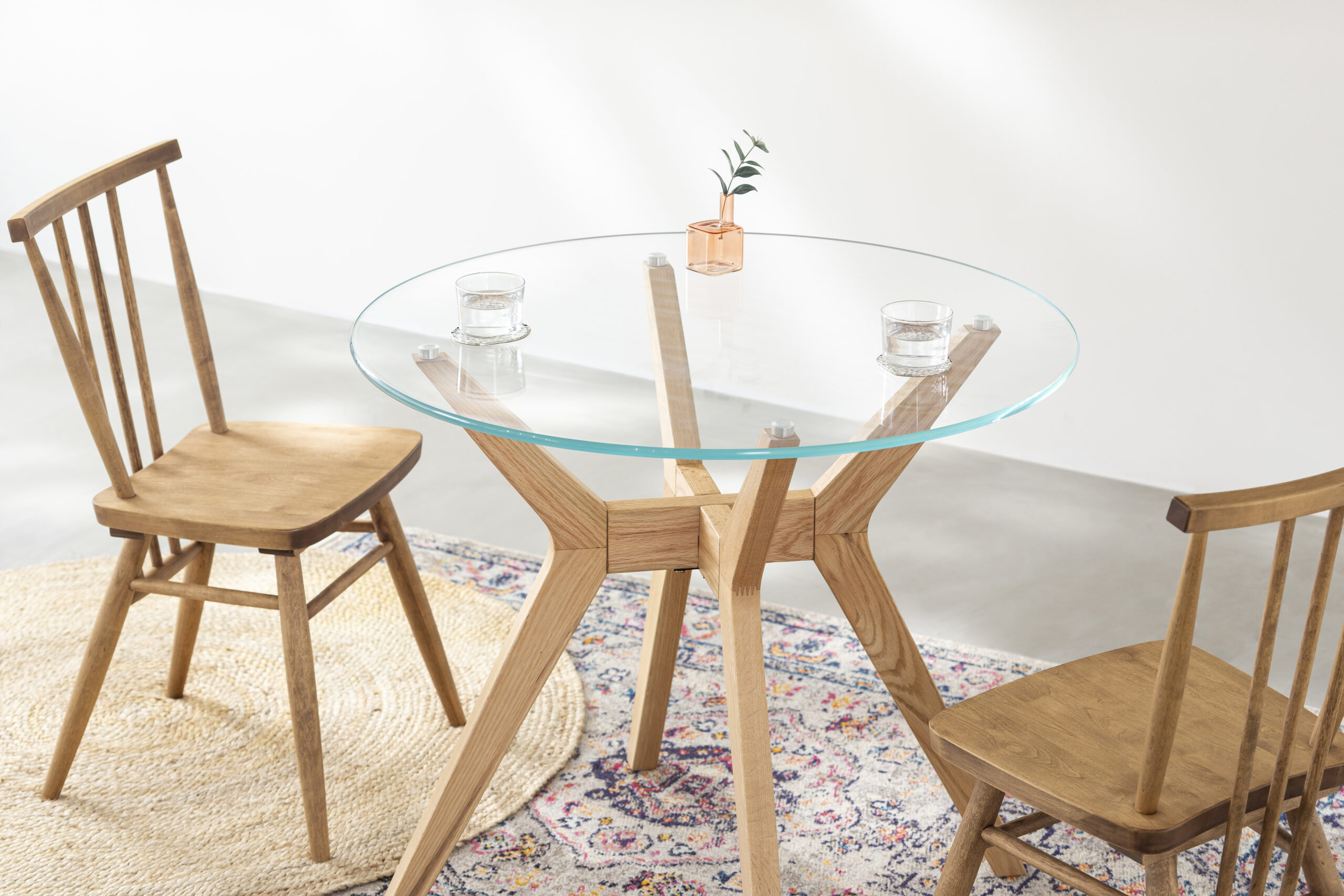 KANADEMONOより、人気のラウンドテーブルに木製脚が新登場。天板は