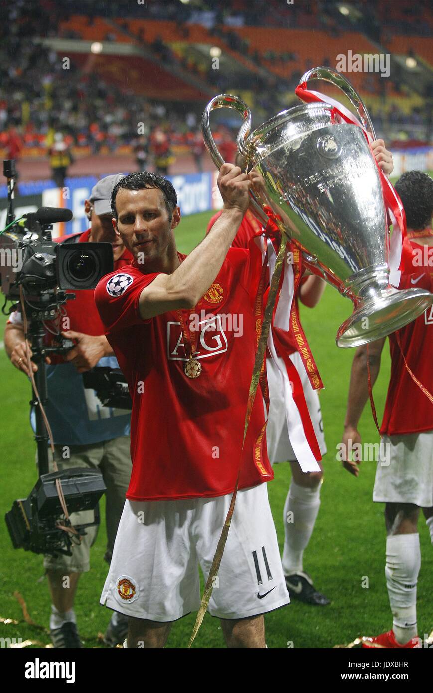 RYAN GIGGS WITH THE TROPHY MANCHESTER UNITED V CHELSEA LUZHNIKI