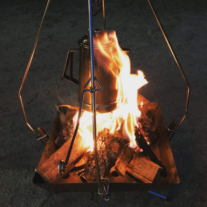 ユニフレームのファイアグリルを持ってるなら三脚はFGポットハンガーが