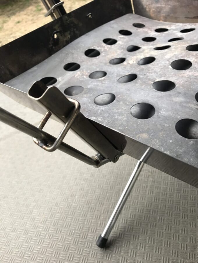 ユニフレームのファイアグリルを持ってるなら三脚はFGポットハンガーが