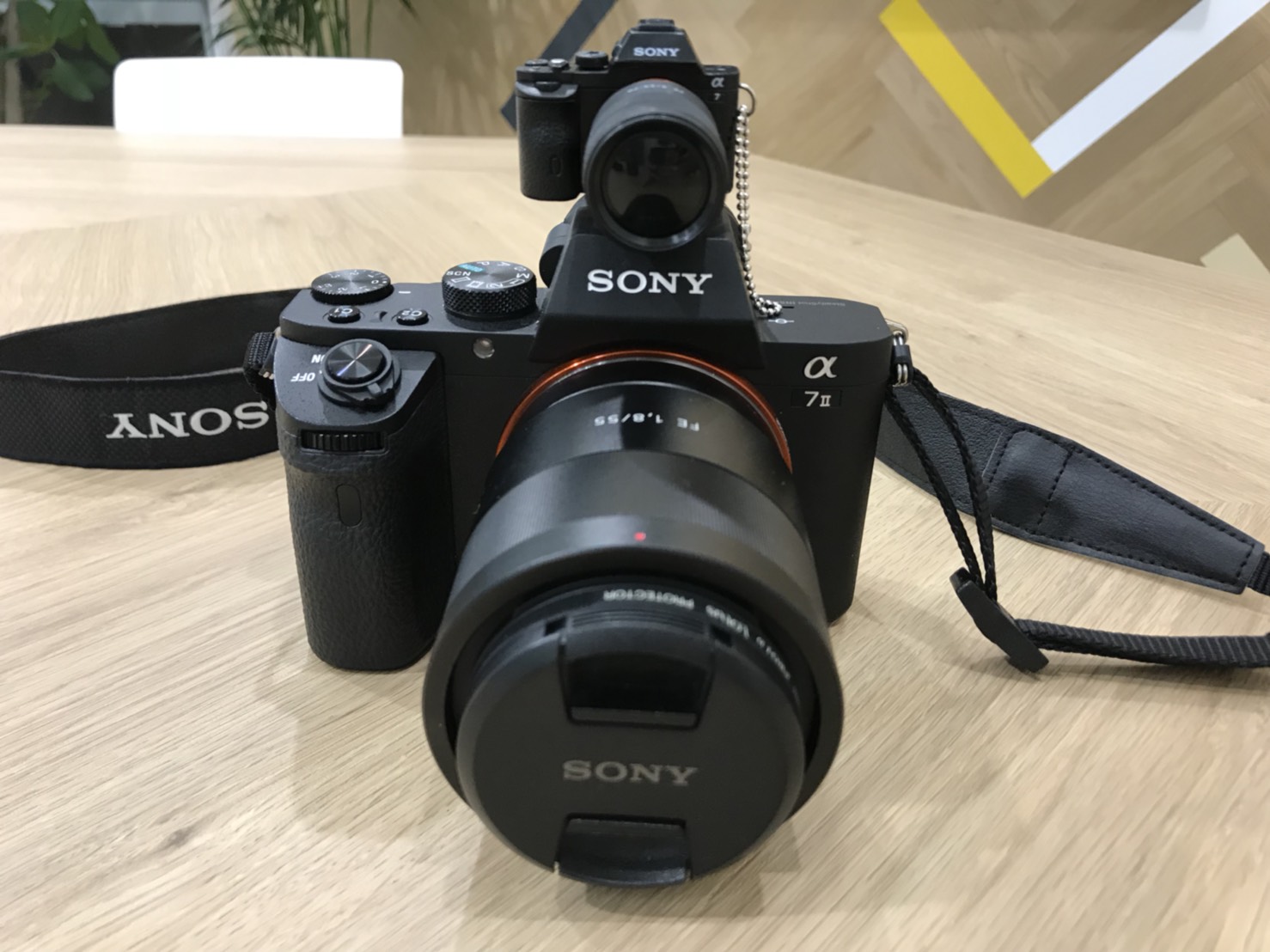 編集部に激レア SONY α7 ミニチュアフィギュアがやってきた！｜Camoor