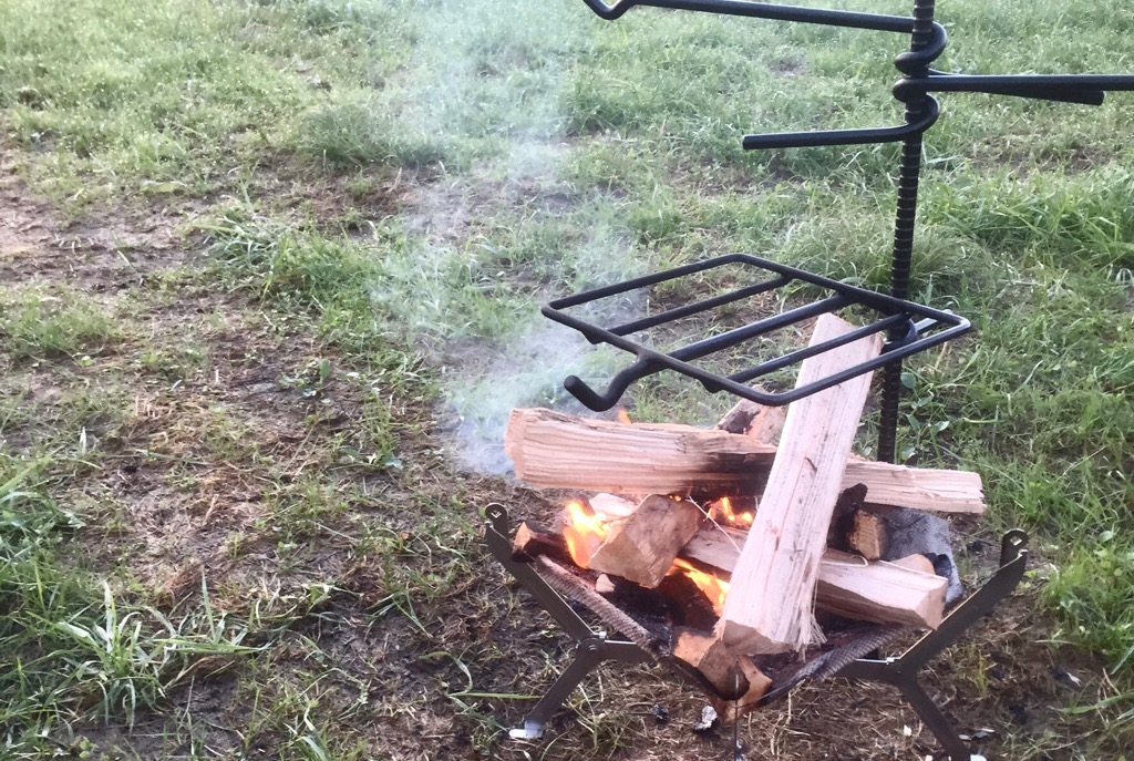 焚き火用のハンガーを導入してみたら、思っていた以上に使い勝手が