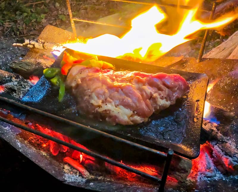 ヒロシの鉄板がソロキャンプと相性抜群！話題の【NO.164 独焼鉄板