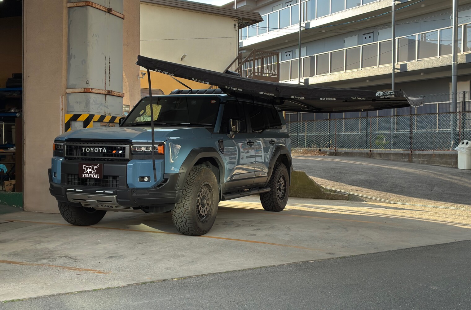 ランクル250にサイドオーニング を取り付けました - STRAYCATS