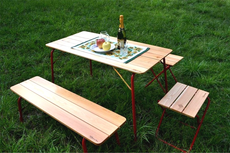 おしゃれキャンプに最適！ 赤い脚が魅力的なイタリアンデザインの