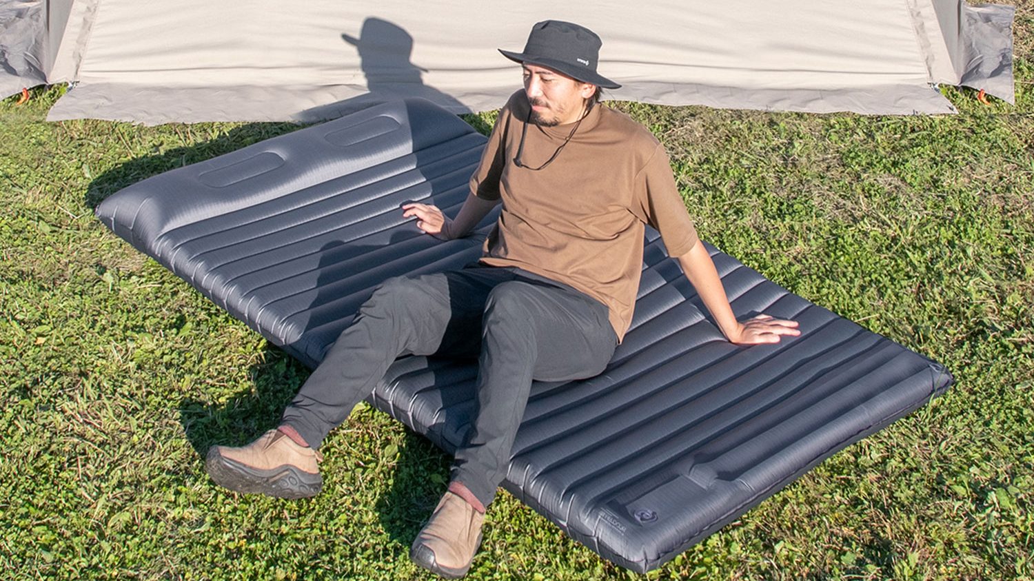 フィールドアからポンプ搭載の「枕付きキャンピングエアーマット」登場
