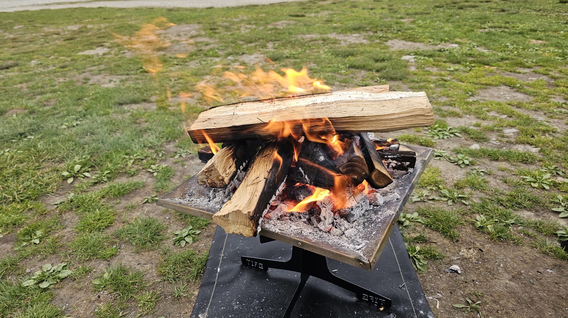 次世代型焚き火台「TAKI BE TREE（タキビツリー）」の二次燃焼パワーを