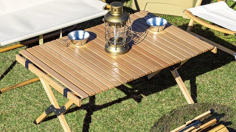 ハイランダーからリニューアルした天然木テーブル「ウッドロールトップ