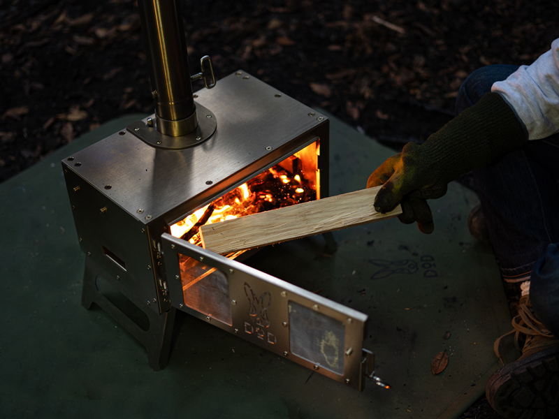 DODから金属メッシュ窓の薪ストーブ「シースルーまきちゃん」登場