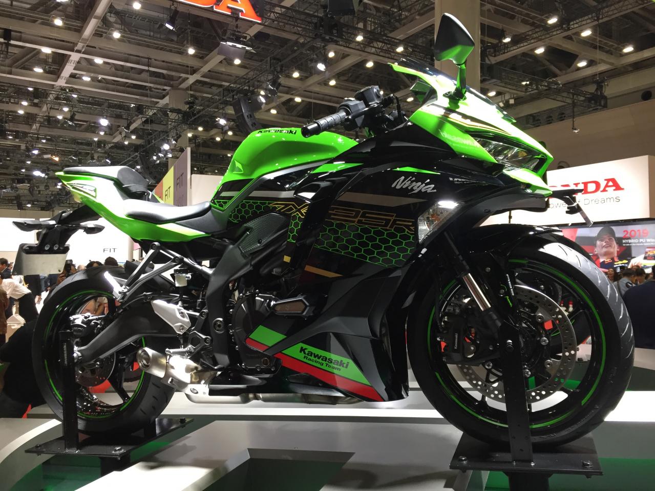 ぜひとも聞いてほしい、250cc4気筒のエンジン音。カワサキ Ninja ZX