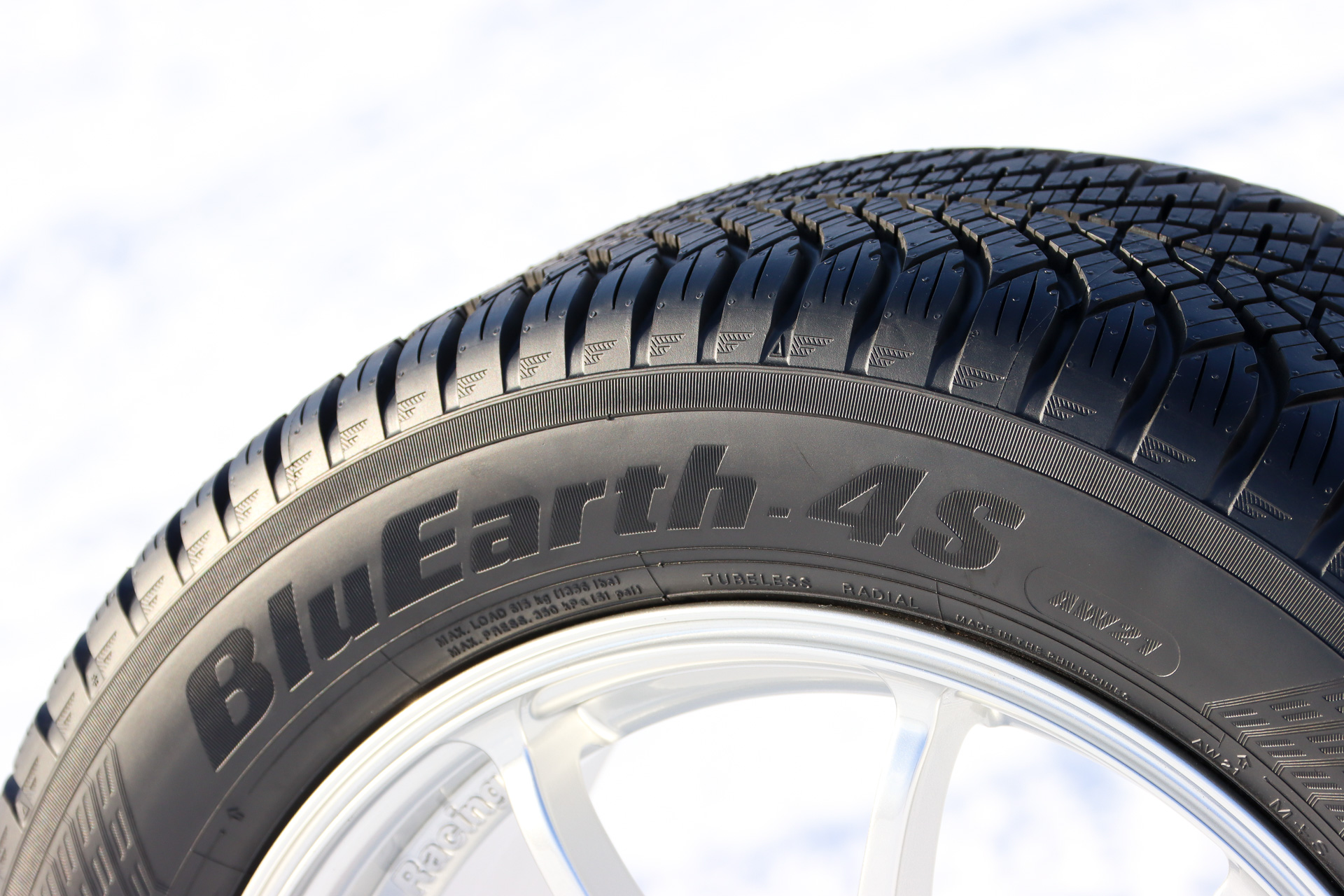 横浜ゴム、オールシーズンタイヤ「ブルーアース 4S AW21」の雪道性能は