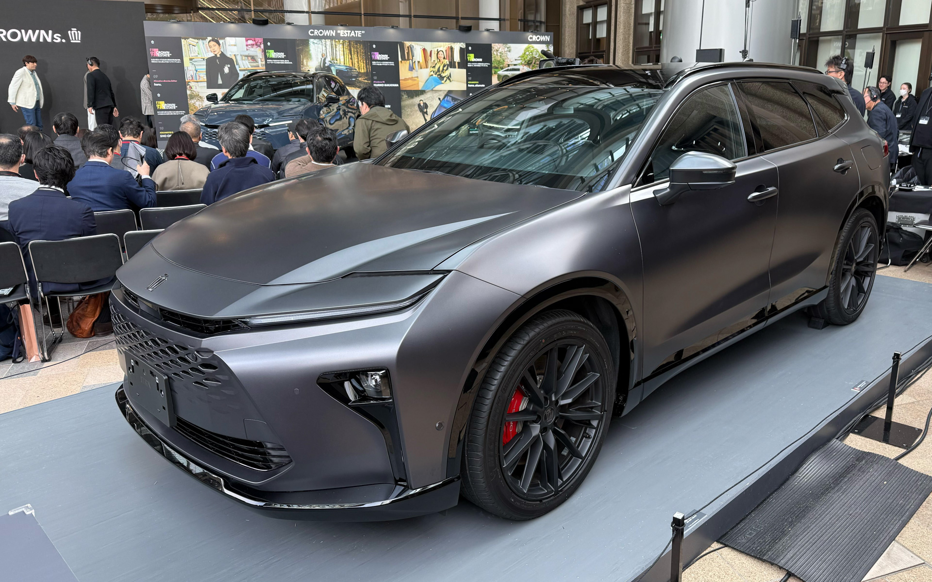 トヨタ、マットメタルの新型クラウン エステートを一般公開 - Car Watch