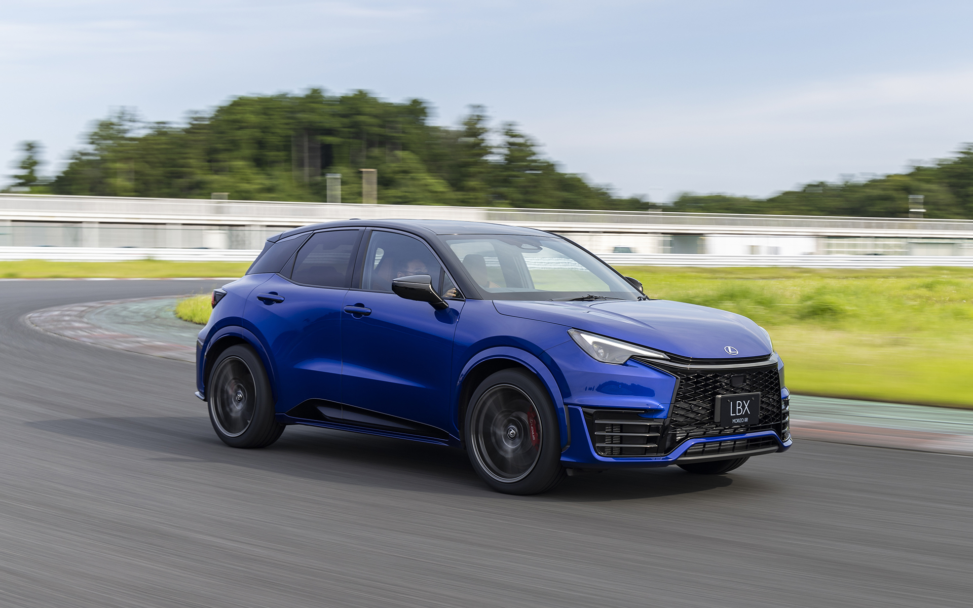 着々と進化を遂げる新社屋を見ながらGAYA16 LEXUS 新車外し GAYA16