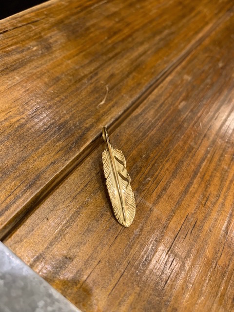 18K フェザーペンダント（小）右割れ | THE BINGO BROTHERS