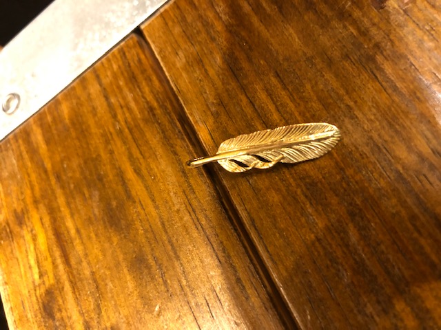 18K フェザー ペンダント（小）左割れ | THE BINGO BROTHERS